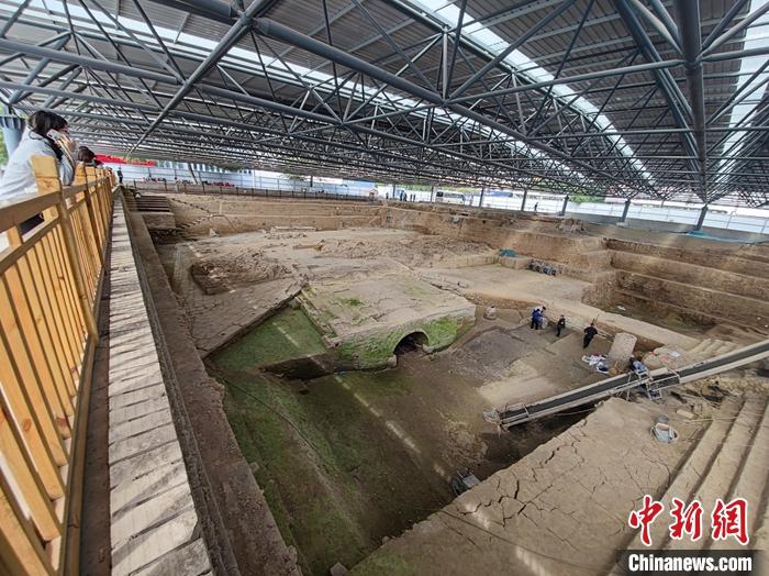 資料圖為2021年10月12日，在河南開封拍攝的州橋遺址考古探坑。 <a target='_blank' href='/'>中新社</a>記者 闞力 攝