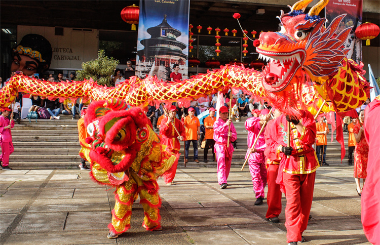 僑聯(lián)會(huì)表演的舞龍舞獅。中國(guó)駐哥倫比亞使館供圖