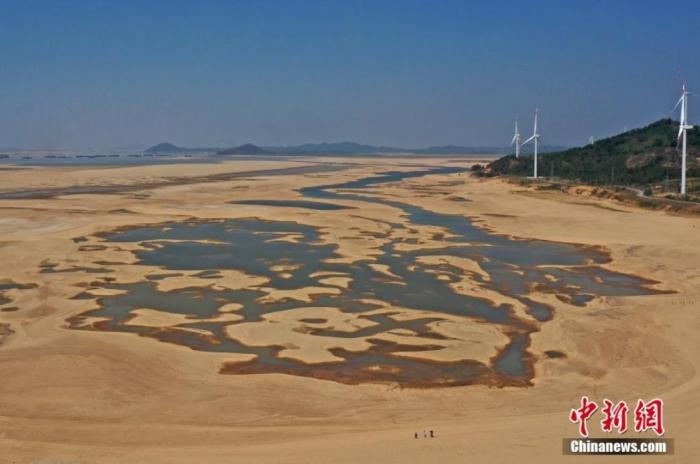 在江西省九江市都昌縣鄱陽湖水域，干涸的湖床形成多個大小不同的水洼，幾名游客正在灘涂上行走。(資料圖) 劉占昆 　攝