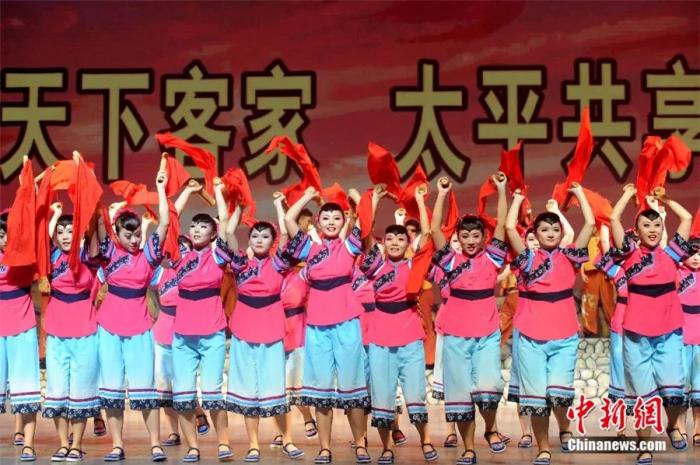 2020年9月，原生態(tài)客家風(fēng)情歌舞集《土樓神韻》在福建省永定客家博覽園演藝中心上演。張金川 攝
