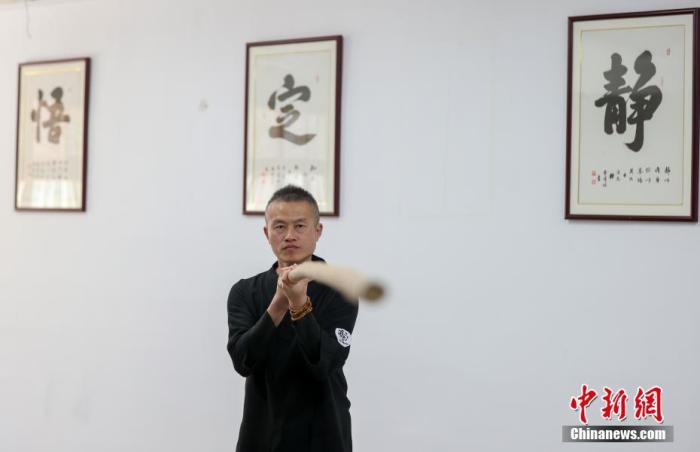 10月11日，在位于武漢市漢陽區(qū)的一家武館，46歲的臺(tái)胞陳文挺正在練習(xí)棍法。<a target='_blank' href='/'>中新社</a>記者 張暢 攝