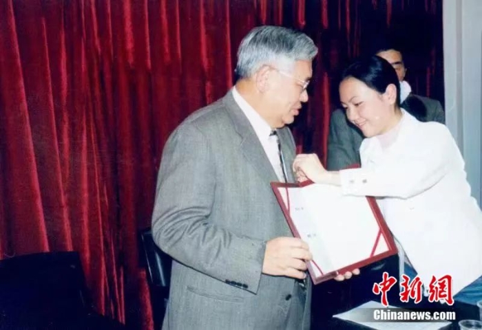 2004年3月客座教授聘任儀式上，曾永義先生(左)佩戴武漢大學(xué)?；?。鄭傳寅教授供圖