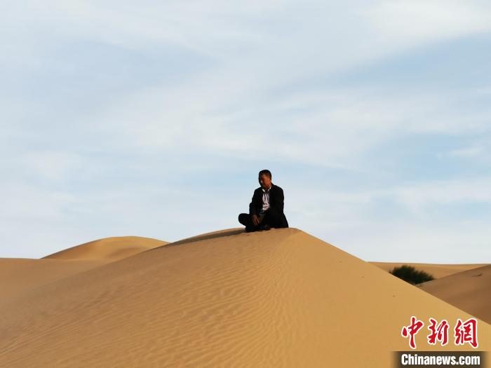 圖為高毛虎在沙漠中。　高毛虎供圖