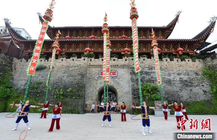 被列入福建省第一批省級非物質(zhì)文化遺產(chǎn)代表作名錄的建甌挑幡亦是建甌竹文化的體現(xiàn)。　林仁華 攝