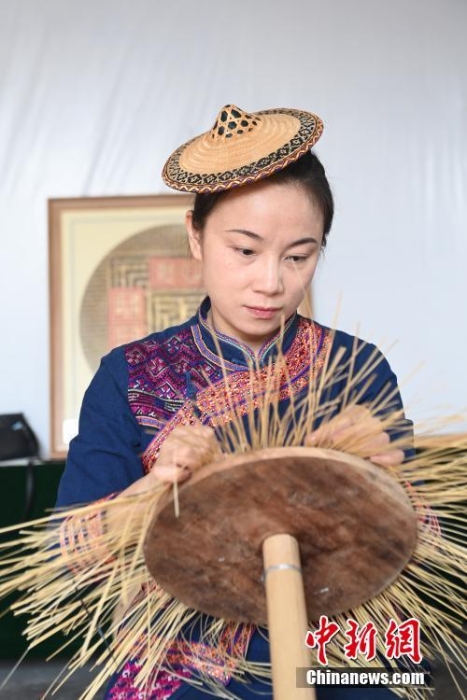 非遺技藝與時(shí)尚“牽手” 毛南族愛情信物煥發(fā)新生