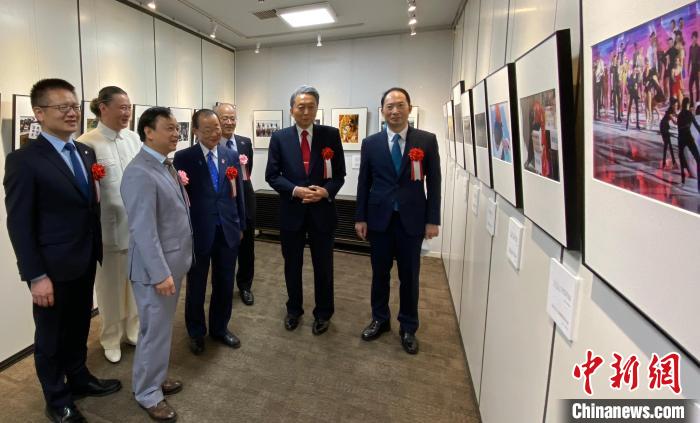 中國(guó)駐日本大使館臨時(shí)代辦楊宇、日本前首相鳩山由紀(jì)夫參觀攝影展?！≈鬓k方供圖