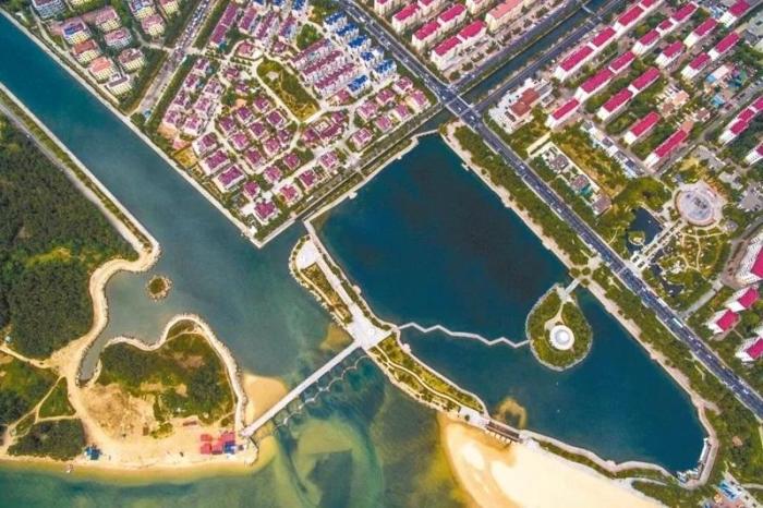 鳥瞰海上公園，碧浪翻涌。圖片來源：臺灣《經濟日報》