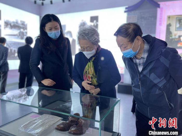 周恩來侄女、中國新聞社原副社長、北京大鸞翔宇慈善基金會創(chuàng)始會長周秉德等人參觀展覽?！⌒焐荷?　攝