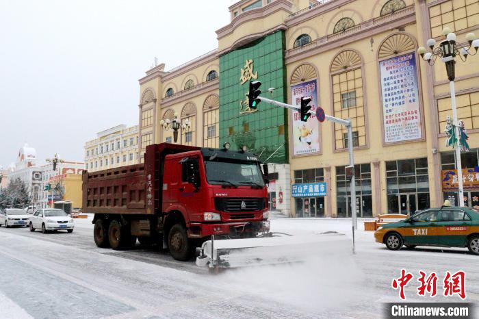 清雪機(jī)械晝夜兩班交替清理積雪。　邵天李 攝