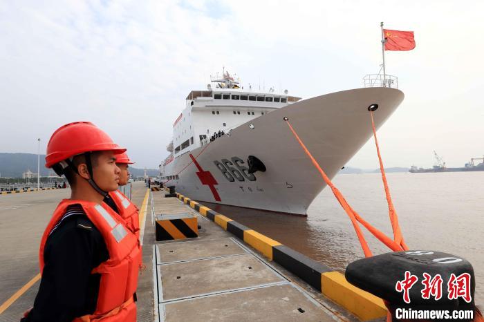 執(zhí)行“和諧使命-2022”任務(wù)的中國(guó)海軍“和平方舟”號(hào)醫(yī)院船從浙江舟山某軍港解纜啟航。　蒲海洋 攝
