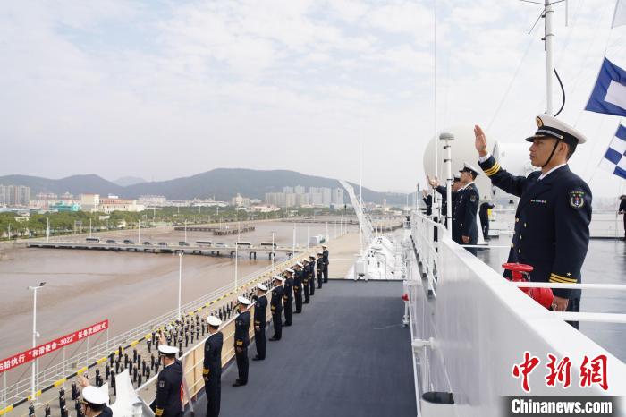 執(zhí)行“和諧使命-2022”任務(wù)的中國(guó)海軍“和平方舟”號(hào)醫(yī)院船從浙江舟山某軍港解纜啟航?！O飛 攝
