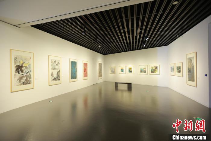 第五屆中國潑彩畫雙年展?！⒑Ｋ诿佬g(shù)館 供圖