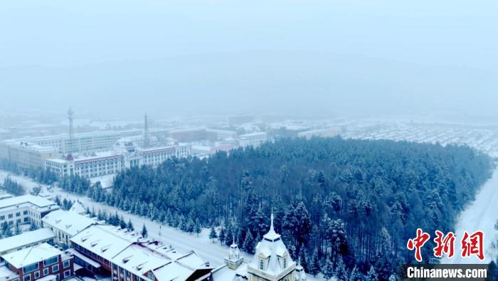 “神州北極”漠河市迎來今年入冬以來首場暴雪?！∩厶炖?攝