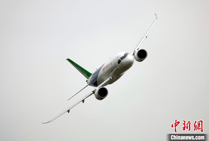 中國(guó)C919大型客機(jī)在航展上進(jìn)行精彩飛行表演?！?lt;a target='_blank' href='/'>中新社</a>記者 孫自法 攝