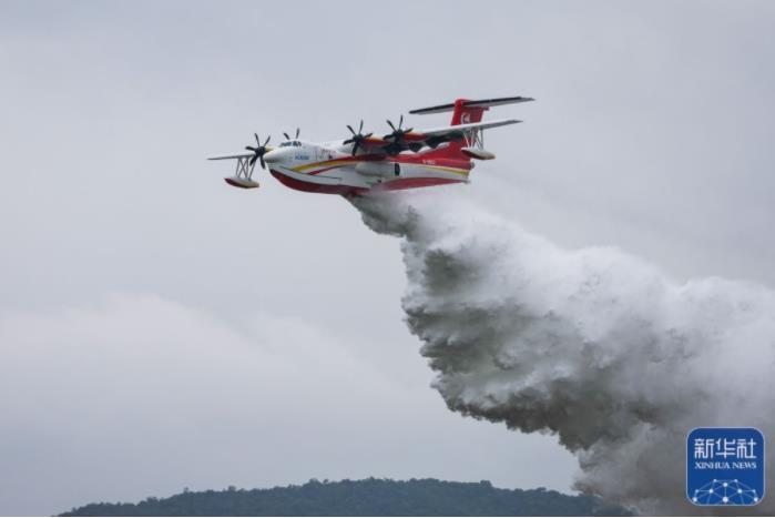 AG600M全狀態(tài)新構(gòu)型滅火機在第十四屆中國航展上進(jìn)行投水演示(11月8日攝)。新華社記者 劉大偉 攝