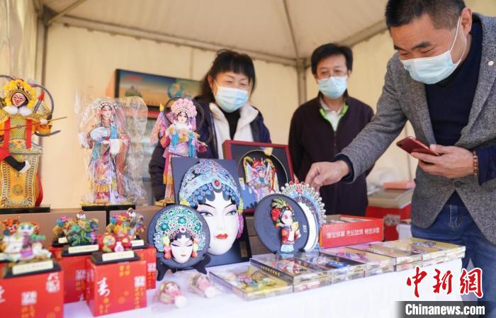 圖為第六屆中國(guó)戲曲文化周上的市集?！〉诹鶎弥袊?guó)戲曲文化周組委會(huì)供圖