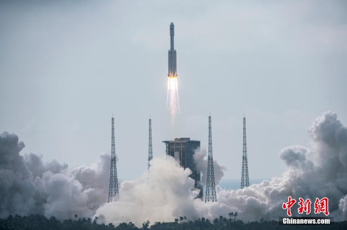 圖為搭載天舟五號貨運飛船的長征七號遙六運載火箭點火升空。 駱云飛 攝