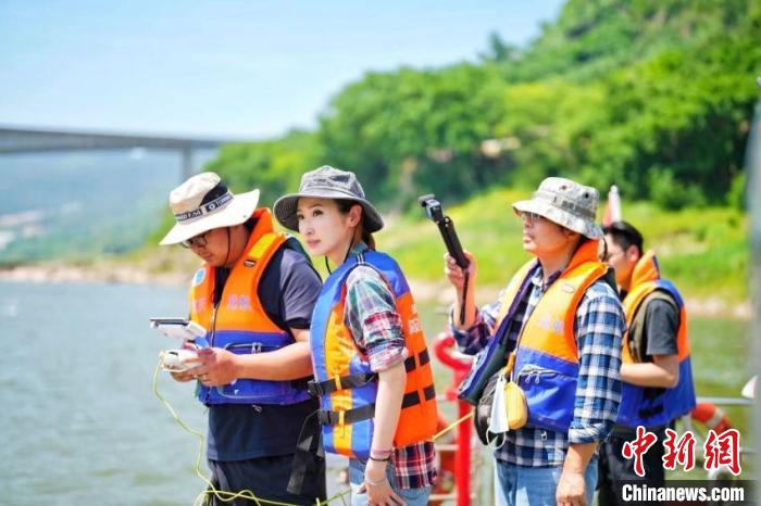 在拍攝《無窮之路2：無價之?！返年愗悆?圖中左二)(資料圖) 陳貝兒 供圖