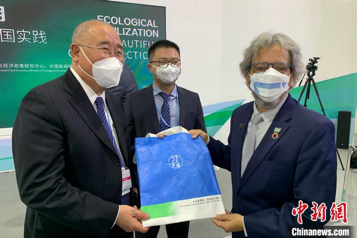 解振華特使向COP20主席、秘魯前環(huán)境部長比達爾贈送“習言道”紀念品。<a target='_blank' href='/' >中新網</a>記者 陳天浩 攝