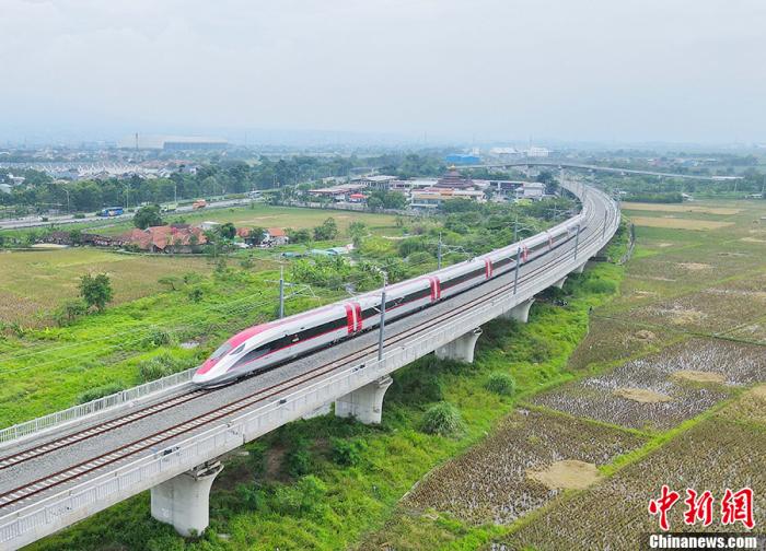 資料圖：當(dāng)?shù)貢r間2022年11月9日，隨著一列中國制造的高速動車組緩緩駛出萬隆德卡魯爾站，印尼雅萬高鐵試驗(yàn)段接觸網(wǎng)熱滑試驗(yàn)全面展開。這也是該動車組首次在雅萬高鐵線路上亮相。 <a target='_blank' href='/'>中新社</a>發(fā) 李培養(yǎng) 攝