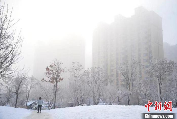 城市中的建筑物在霧氣中若隱若現(xiàn)。　高龍安 攝
