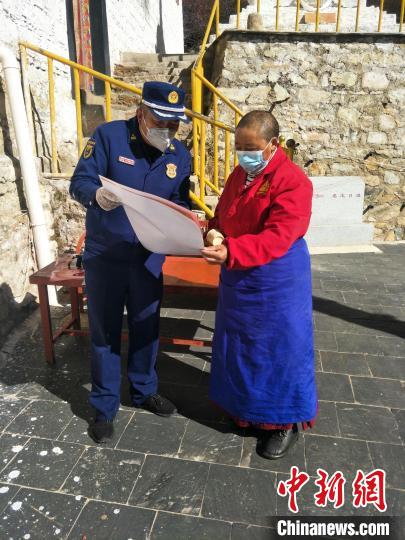 圖為消防員在寺廟桑龍日追向出家人宣傳講解消防知識?！±_市消防救援支隊供圖