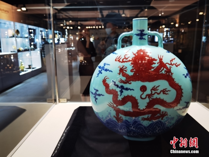 香港邦瀚斯秋季拍賣即將開拍，絕跡市場十年的清乾隆松石綠地青花釉里紅海水云龍紋抱月瓶將在是次拍賣上重現(xiàn)“江湖”。 <a target='_blank' href='/'>中新社</a>記者 索有為 攝 　
