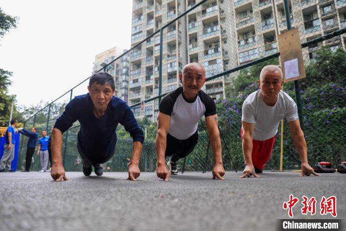 大爺們一起切磋?！⊥趵?　攝