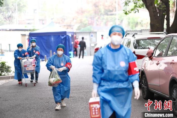 資料圖：工作人員正在為轄區(qū)居民配送生活物資。　郭旭 攝