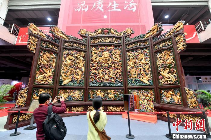 金碧輝煌的木雕作品?！蚊?攝
