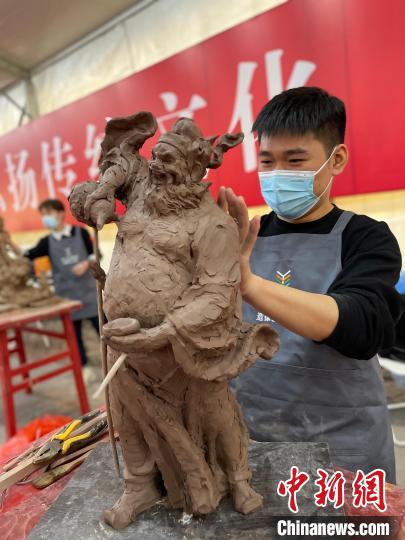 第八屆中國泥塑造像技藝大賽比賽現(xiàn)場?！蚊?攝