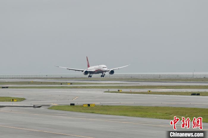 香港國際機場第三跑道正式啟用