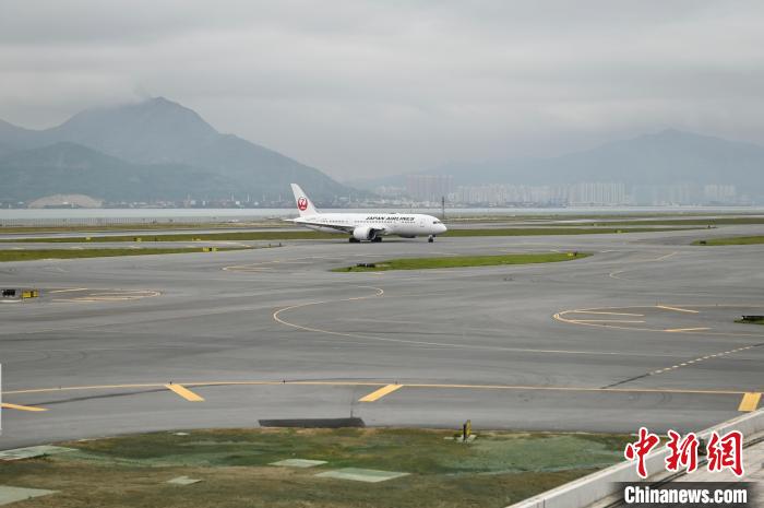 客機降落機場第三條跑道后滑行?！±钪救A 攝