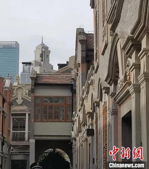 從一磚一瓦一門窗，到老建筑群墻壁上那些斑駁痕跡、甚至每一塊特殊花紋的地磚，修繕團(tuán)隊(duì)都盡量保留或還原?！￡愳o 攝