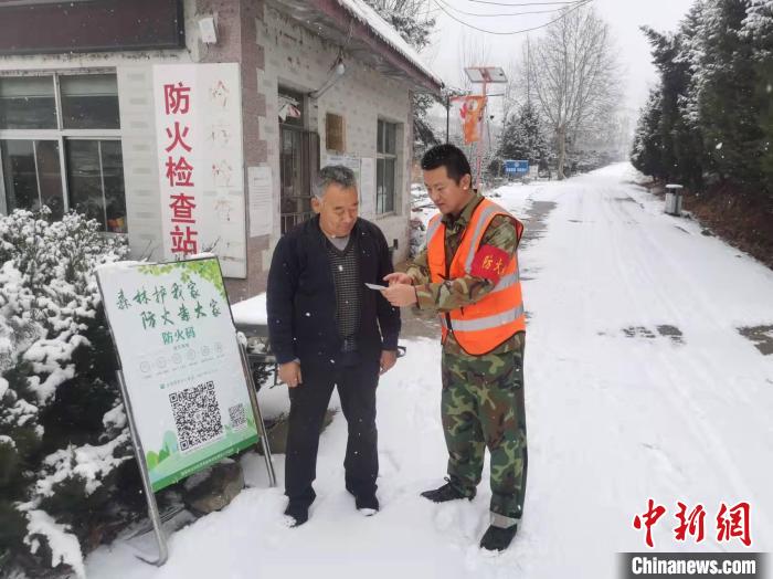 資料圖：護林員對防火檢查站進行督查?！√┌彩形麄鞑抗﹫D