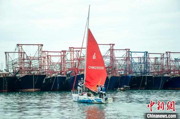 圖為船隊在北海南澫漁港起航?！〉岳顝?攝