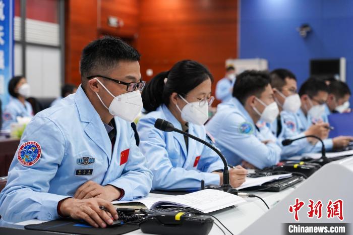 北京空間信息傳輸中心圓滿完成神舟十五號(hào)飛船入軌與交會(huì)對(duì)接天基測(cè)控任務(wù)?！±钤待?攝