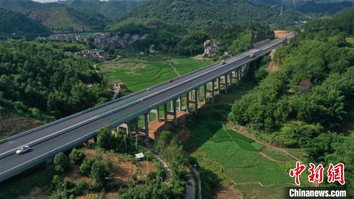 圖為精頭嶺高架大橋 。　陸江鴻 攝