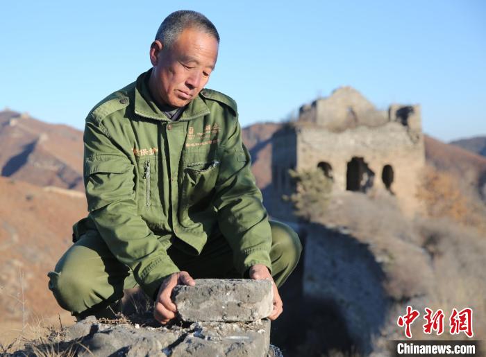 圖為張鶴珊整理散落的長城磚。(資料圖) 曹建雄 攝