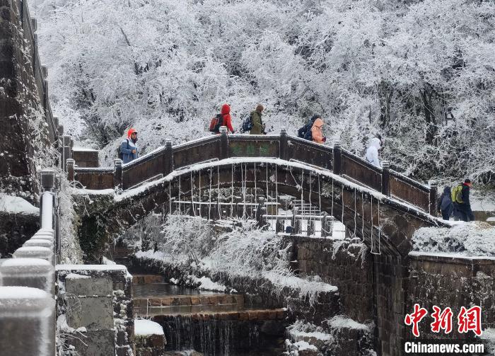 游客在黃山出游 王青華 攝