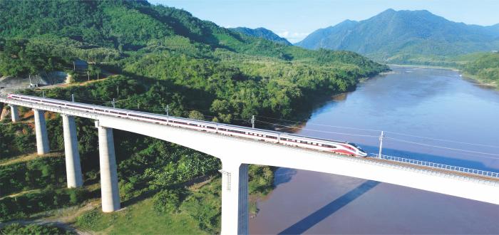 瀾滄號”駛過中老鐵路瑯勃拉邦跨湄公河特大橋。中國鐵路國際公司供圖