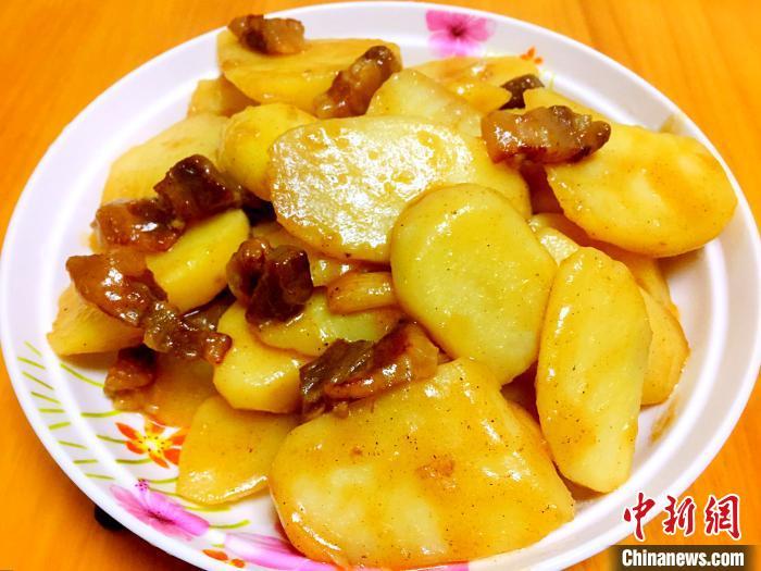 資料圖：廣式臘肉烹馬鈴薯。李曉春 攝