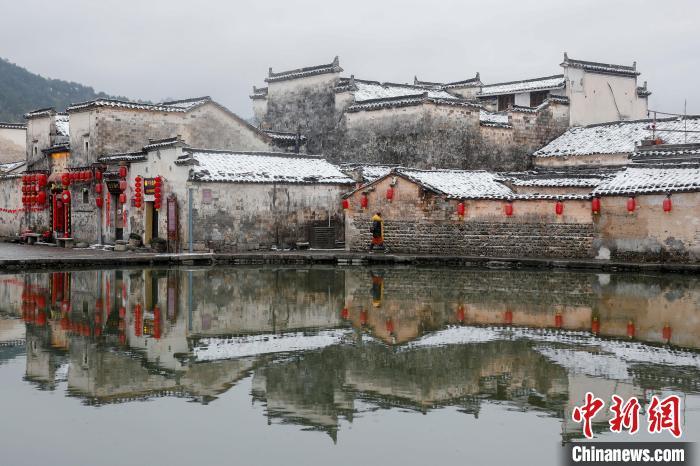 資料圖：游人在安徽省黟縣宏村風(fēng)景區(qū)欣賞雪景。施亞磊 攝