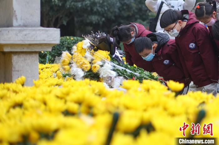 國家公祭日將至小學(xué)生走進(jìn)侵華日軍南京大屠殺遇難同胞叢葬地悼念遇難同胞