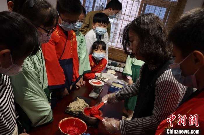 非遺傳承人介紹八寶印泥制作技藝?！「＝ㄊ」咆任幕芯繒?huì)供圖