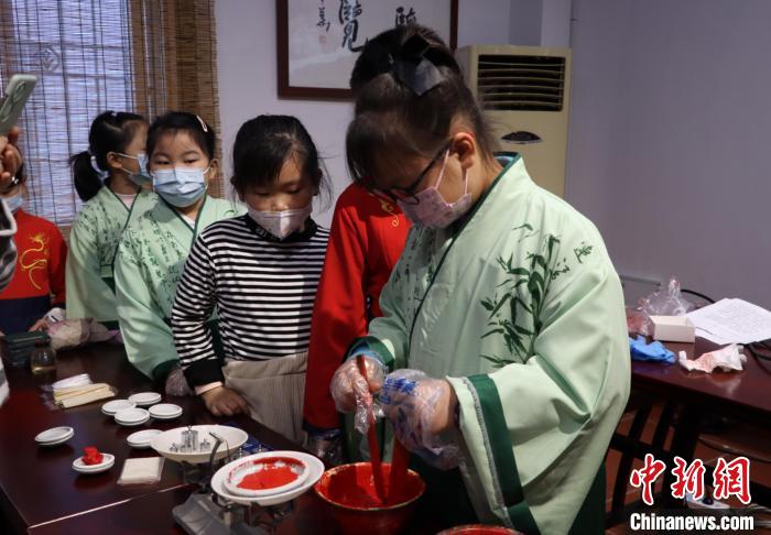 漳臺(tái)青少年動(dòng)手制作屬于自己的“八寶印泥”?！「＝ㄊ」咆任幕芯繒?huì)供圖