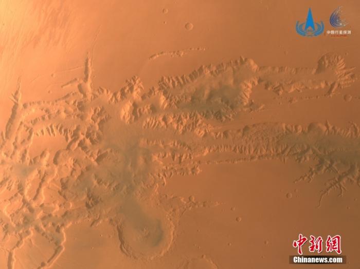 資料圖：中國國家航天局6月29日公布天問一號(hào)探測(cè)器近期拍攝的火星影像。圖為中分相機(jī)拍攝的水手大峽谷西部地貌影像，水手大峽谷東西延伸超過4000千米，南北寬150千米-700千米，最深可達(dá)7千米。 <a target='_blank' href='/'>中新社</a>發(fā) 中國科學(xué)院國家天文臺(tái) 供圖
