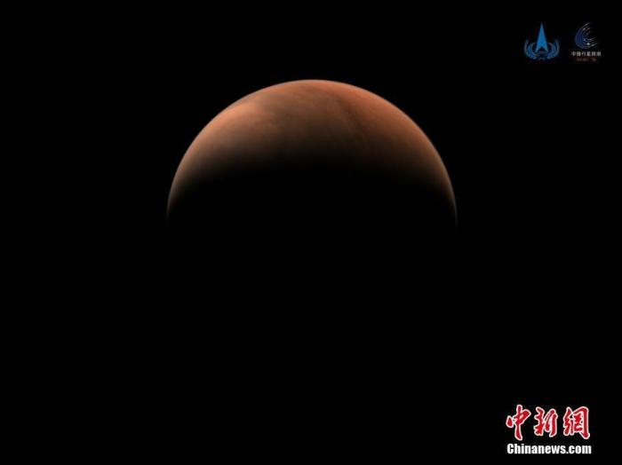 2021年3月26日，中國國家航天局發(fā)布2幅由天問一號(hào)探測(cè)器拍攝的火星南、北半球側(cè)身影像。圖像中火星呈“月牙”狀，表面紋理清晰。 國家航天局供圖