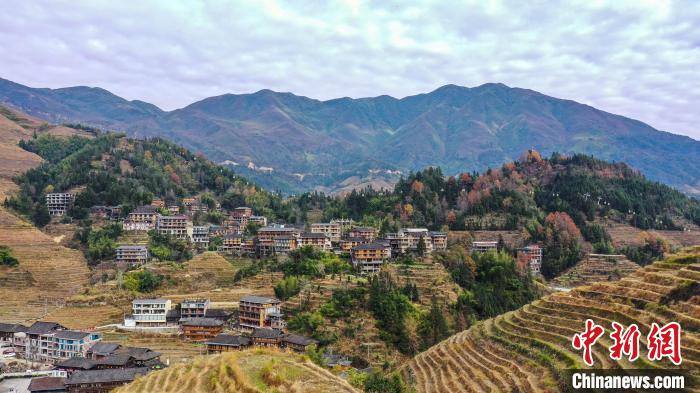 圖為12月19日，無人機(jī)航拍的大寨村?！钭谑?攝