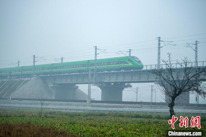 26日，新成昆鐵路全線通車運營?！⒅铱?攝